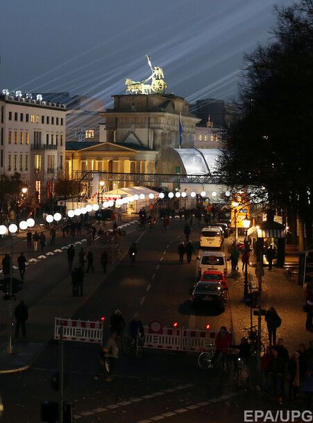 Берлин "разделили" восемь тысяч белых светильников: опубликованы фото