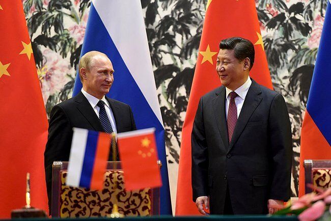 Путин подарил главе КНР российский смартфон Йотафон-2: опубликованы фото