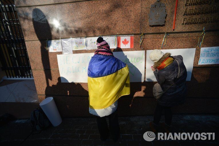 Украинцы отблагодарили Канаду за помощь и поддержку: фото с акции у посольства