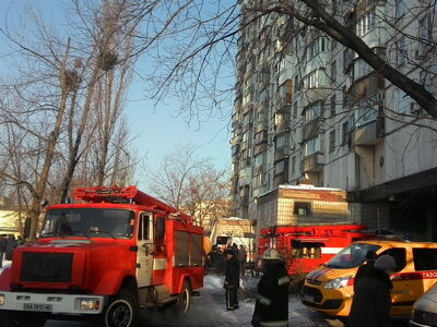 В Киеве из горящей на 16 этаже квартиры выпрыгнула пенсионерка
