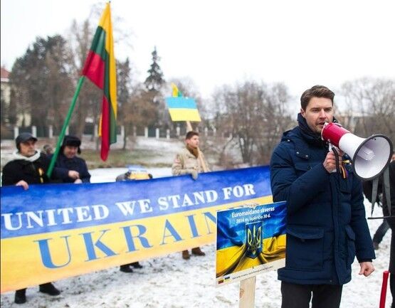 В Вильнюсе у посольства России появился сквер Евромайдана. Фотофакт