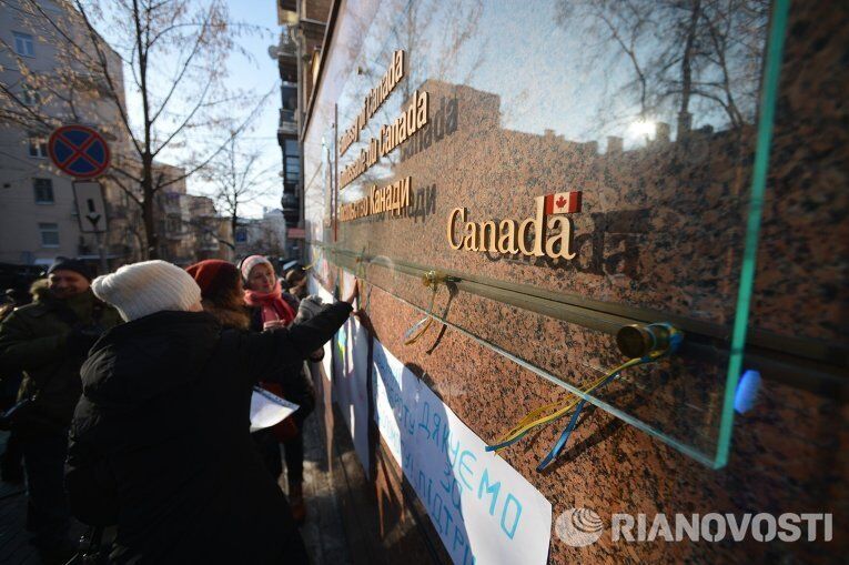 Украинцы отблагодарили Канаду за помощь и поддержку: фото с акции у посольства