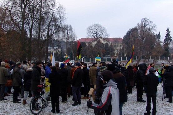 В Вильнюсе у посольства России появился сквер Евромайдана. Фотофакт