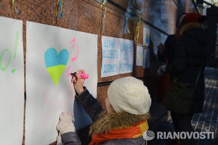 Українці віддячили Канаді за допомогу і підтримку: фото з акції біля посольства