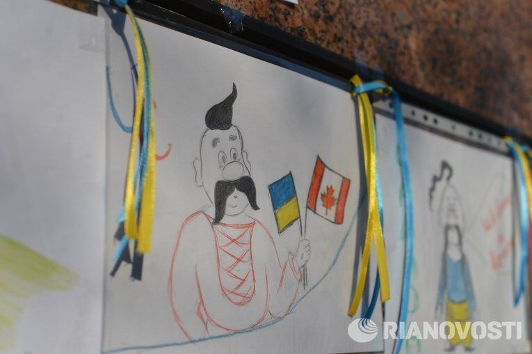 Украинцы отблагодарили Канаду за помощь и поддержку: фото с акции у посольства
