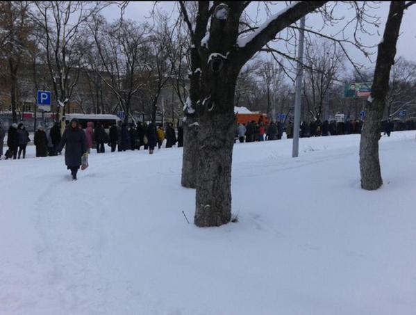 Появились фото из Донецка: люди стоят в очередях за едой