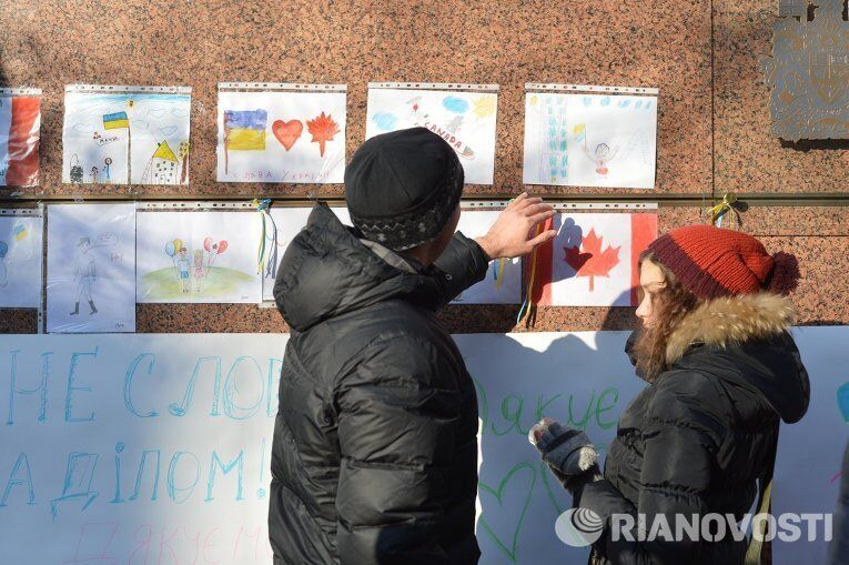 Українці віддячили Канаді за допомогу і підтримку: фото з акції біля посольства