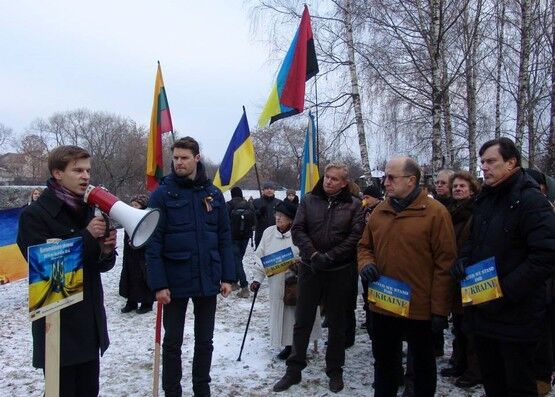 В Вильнюсе у посольства России появился сквер Евромайдана. Фотофакт