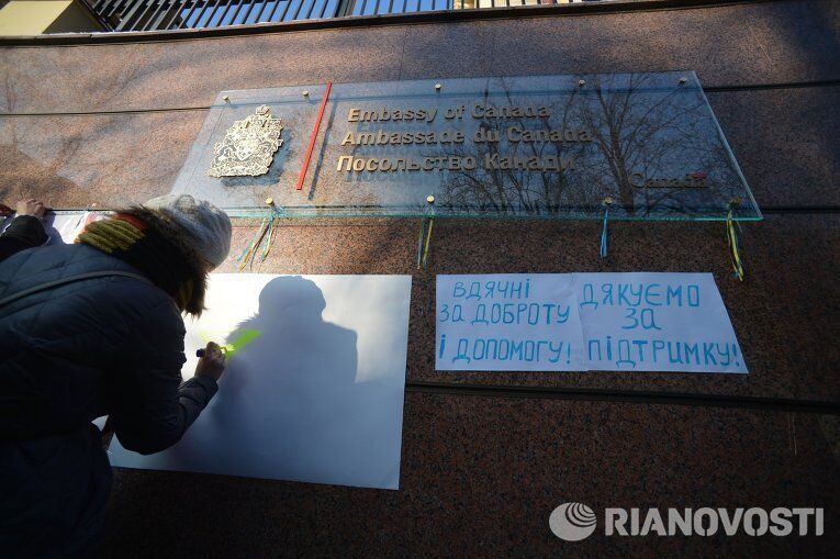 Українці віддячили Канаді за допомогу і підтримку: фото з акції біля посольства