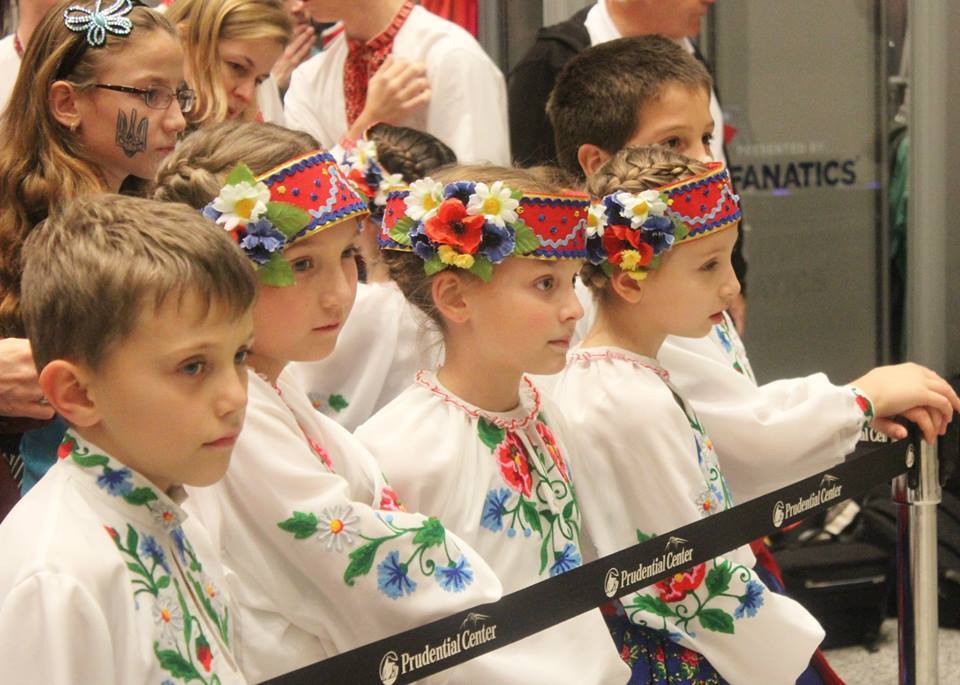 Американцы в вышиванках почтили память погибшего в зоне АТО украинского солдата: фото