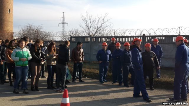 В окупованому Криму людям заплатили по 120 гривень, щоб ті зіграли "мітингувальників одеського заводу": Відеофакт