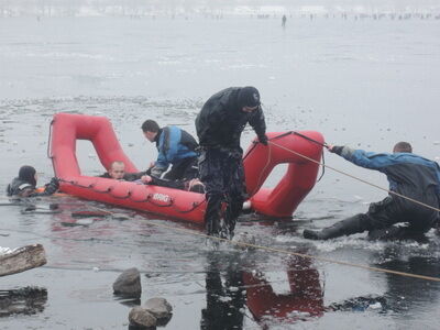 В Киеве пара во время прогулки провалилась под лед