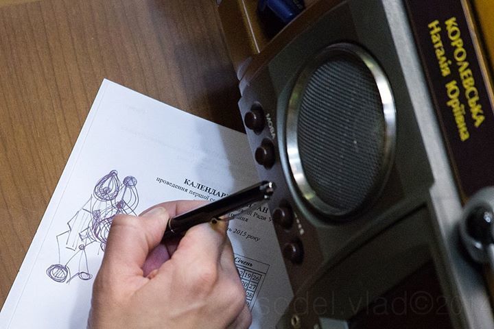 Нардеп во время заседания Рады занялся "рисованием". Фотофакт