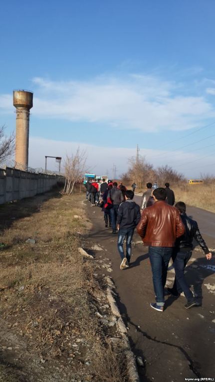 В окупованому Криму людям заплатили по 120 гривень, щоб ті зіграли "мітингувальників одеського заводу": Відеофакт
