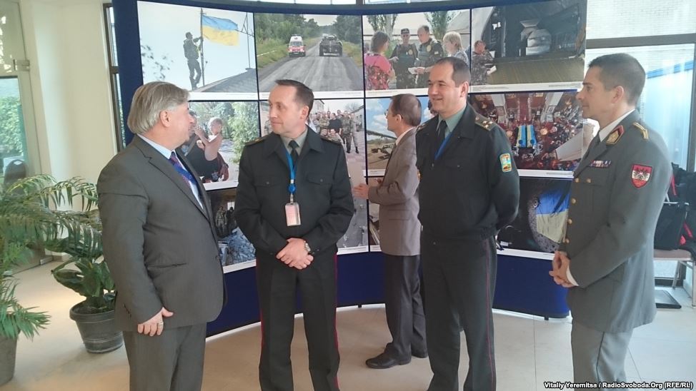 В штаб-квартире НАТО открыли фотовыставку необъявленной войны в Украине