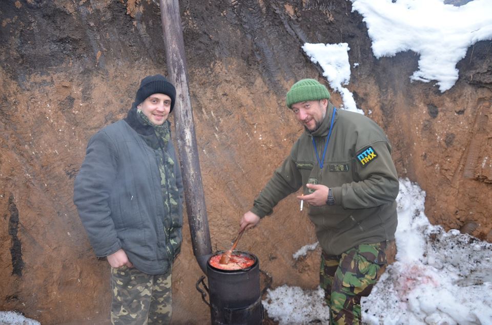 "Особлива укропська магія": опубліковано фото приготування солдатами борщу в зоні АТО