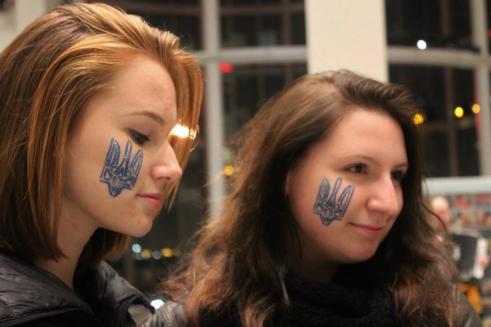 Американцы в вышиванках почтили память погибшего в зоне АТО украинского солдата: фото