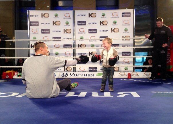 Усика "нокаутировал" 5-летний ребенок