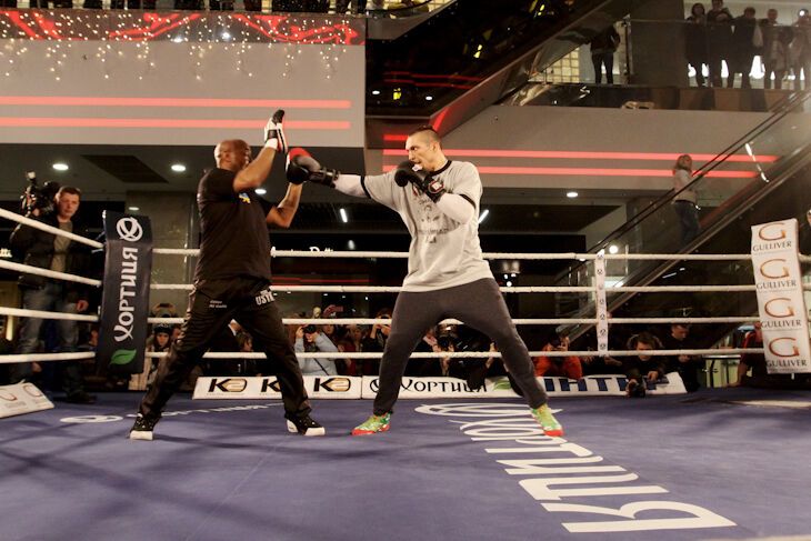 Усика "нокаутировал" 5-летний ребенок