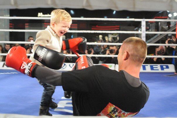 Усика "нокаутировал" 5-летний ребенок