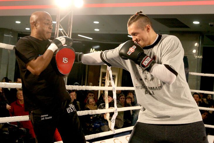 Усика "нокаутировал" 5-летний ребенок