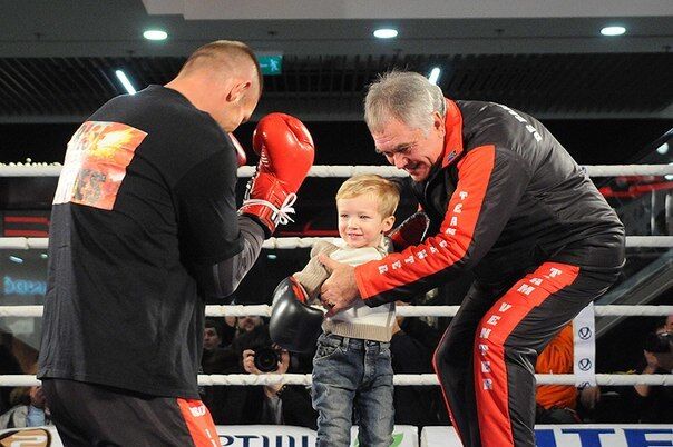 Усика "нокаутировал" 5-летний ребенок