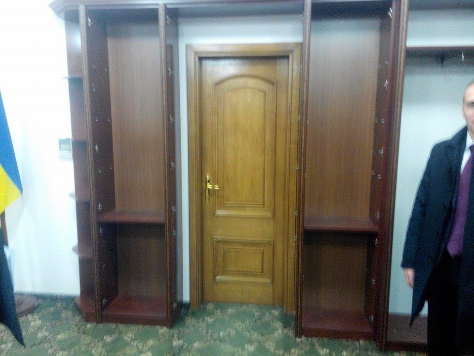 Изгнанный из кабинета Кивалов забрал с собой даже вмонтированные в стену шкафы 