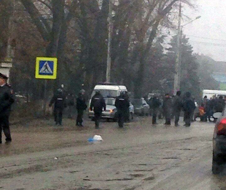 ОМОН перекрыл выезды из Ростова: в автобусе с украинскими номерами обнаружили "террористку"