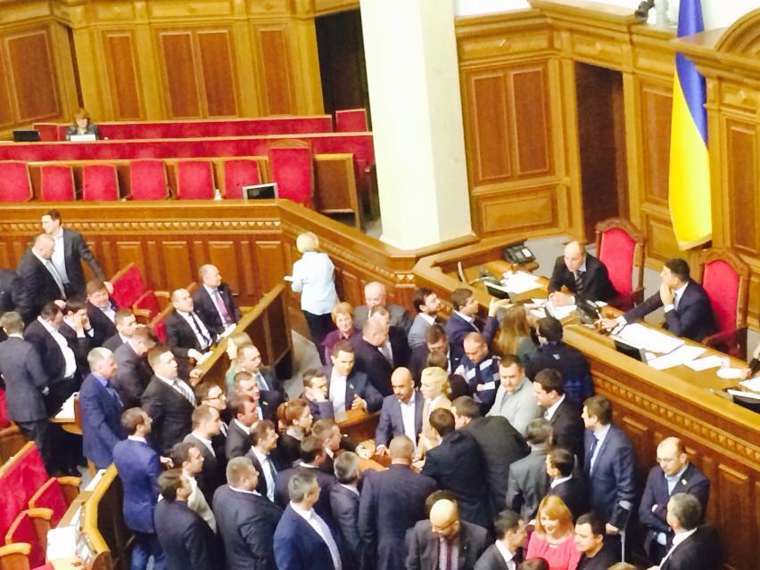 Депутаты от Блока Порошенко блокировали трибуну Рады: фотофакт