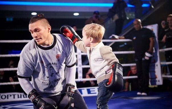Усика "нокаутировал" 5-летний ребенок
