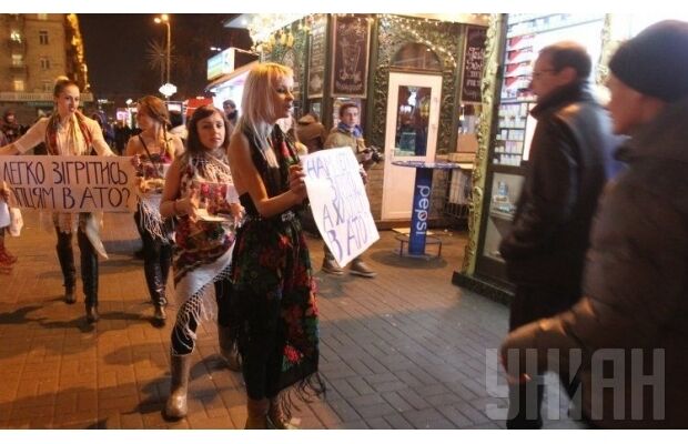 Напівоголені дівчата в центрі Києва збирали гроші для українських солдатів: опубліковано фото