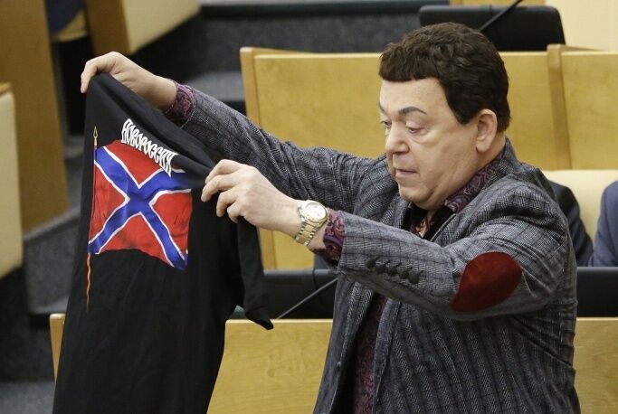 Кобзон в Госдуме продает футболки с символикой "вежливых людей" и "Новороссии"