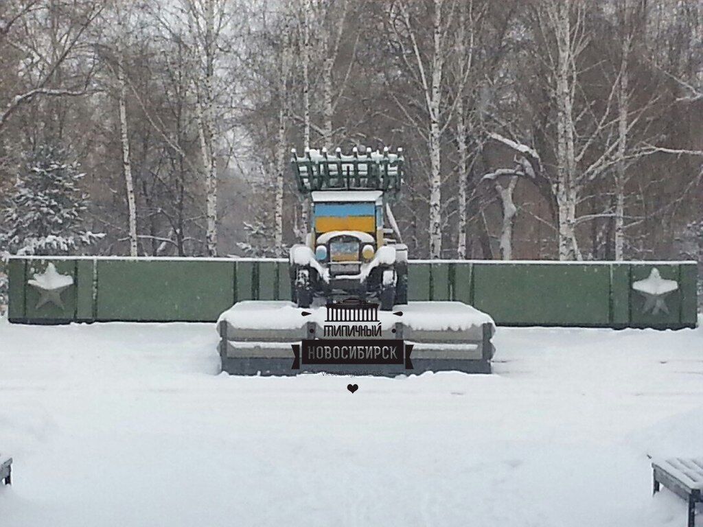 В Новосибирске неизвестные разрисовали военную технику в желто-голубые цвета
