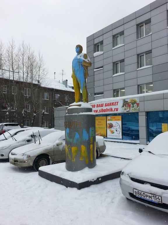 В Новосибирске неизвестные разрисовали военную технику в желто-голубые цвета