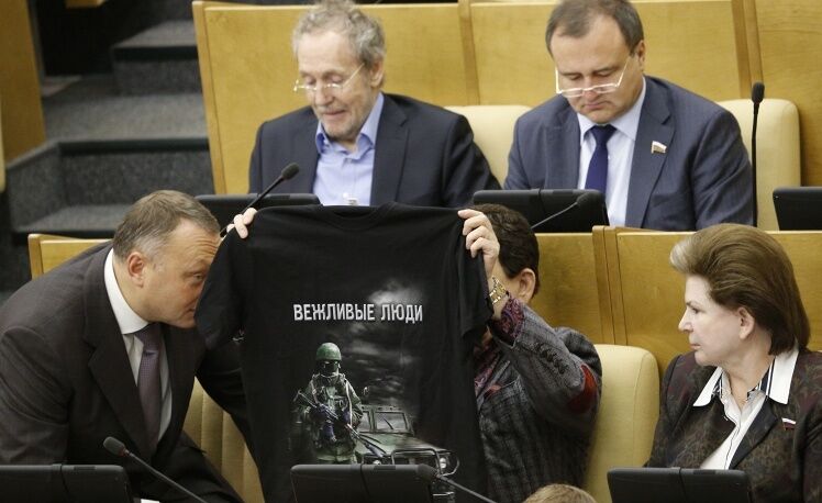 Кобзон в Госдуме продает футболки с символикой "вежливых людей" и "Новороссии"