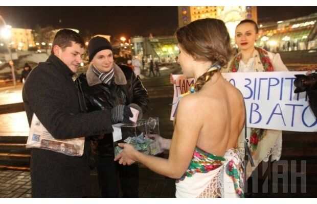 Напівоголені дівчата в центрі Києва збирали гроші для українських солдатів: опубліковано фото
