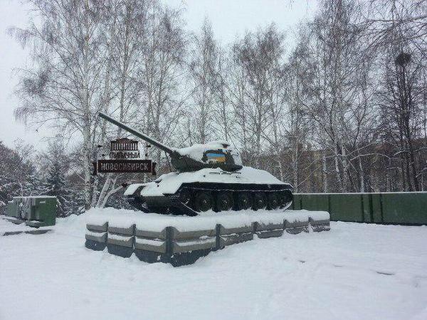 В Новосибирске раскрасили памятник Ленину, танк и зенитку "Катюша" в цвета украинского флага