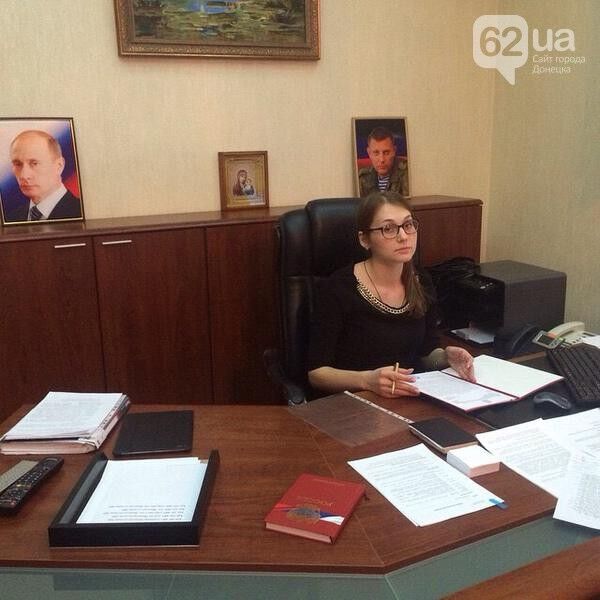 Фотофакт: портрети Путіна і Захарченка стоять в кабінеті "міністра ДНР"