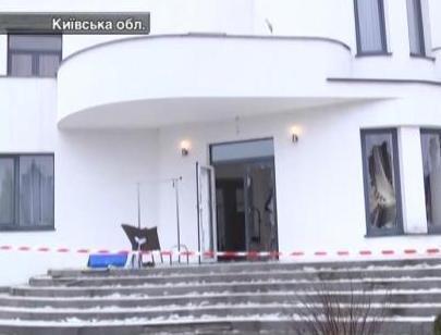 Подробности смертельной стрельбы на Киевщине: неизвестные напали на особняк разведенных скандалистов