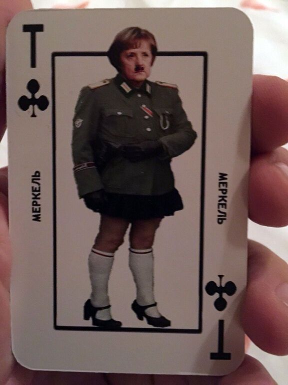 Для Кремля напечатали целую фуру игральных карт с "врагами российского народа": опубликовано фото