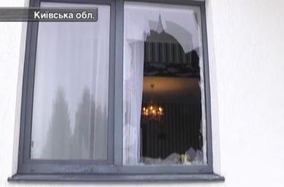 Подробности смертельной стрельбы на Киевщине: неизвестные напали на особняк разведенных скандалистов