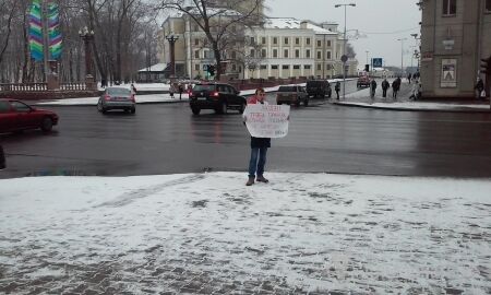 В Минске смелый активист в одиночку выступил против политики Путина: фотофакт