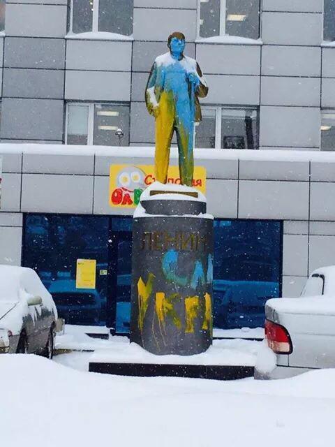 В Новосибирске неизвестные разрисовали военную технику в желто-голубые цвета