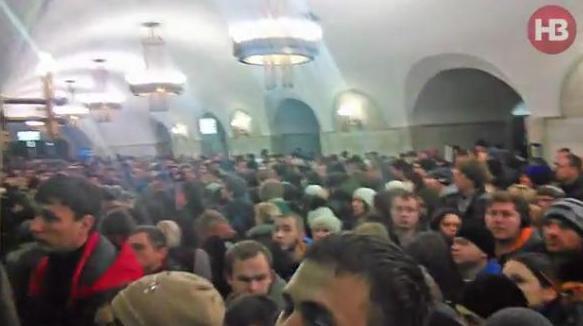 Утренняя пробка в киевском метро: опубликовано видео переполненных станций