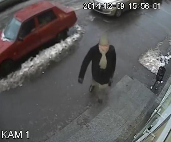 В Киеве мужчина с пистолетом ограбил банк: опубликовано видео с камер наблюдения 