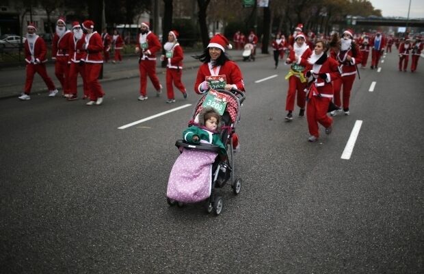 Мадрид заполонили тысячи бегающих Санта-Клаусов: фото и видео забега