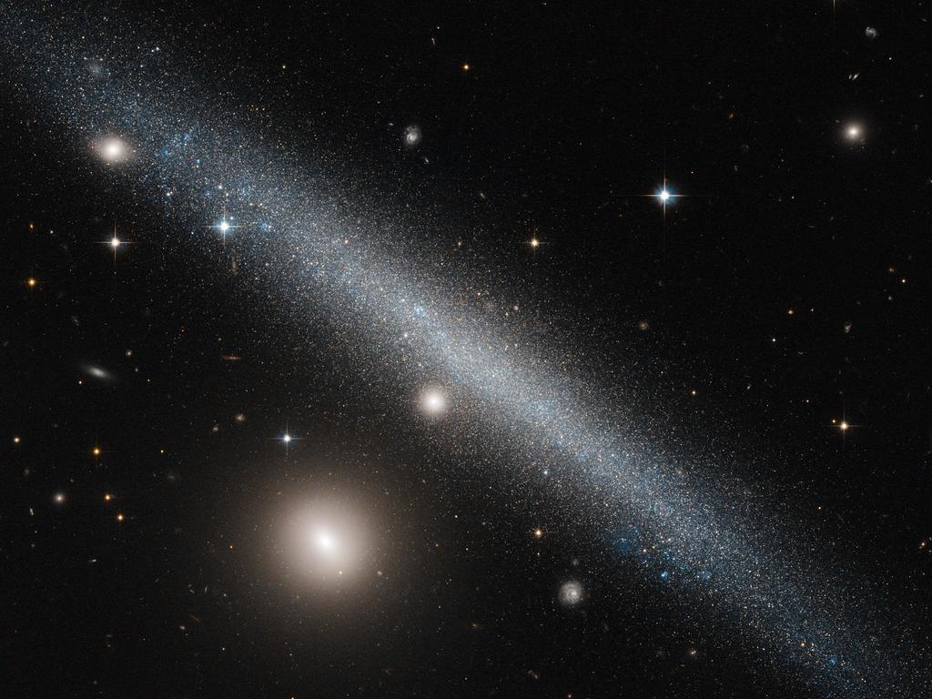 Телескоп Hubble заснял "ребро" карликовой галактики