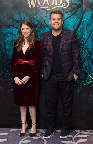 Анна Кендрик в кошмарном платье на презентации фильма