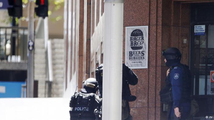 В Сиднее смертники взяли в заложники посетителей кафе и объявили о 4 бомбах в городе