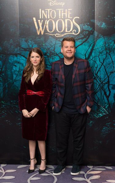 Анна Кендрик в кошмарном платье на презентации фильма